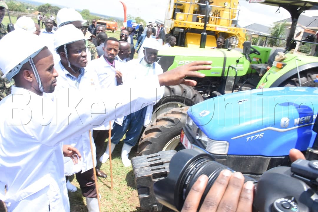 Obed Ben ng'alaga Katikkiro Mayiga ezimu ku tulakita zebakozesa mu bulimi