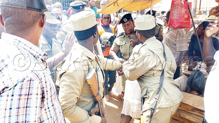 Poliisi Nga Yeeezooba N'omukazi Abadde Abalwanyisa.