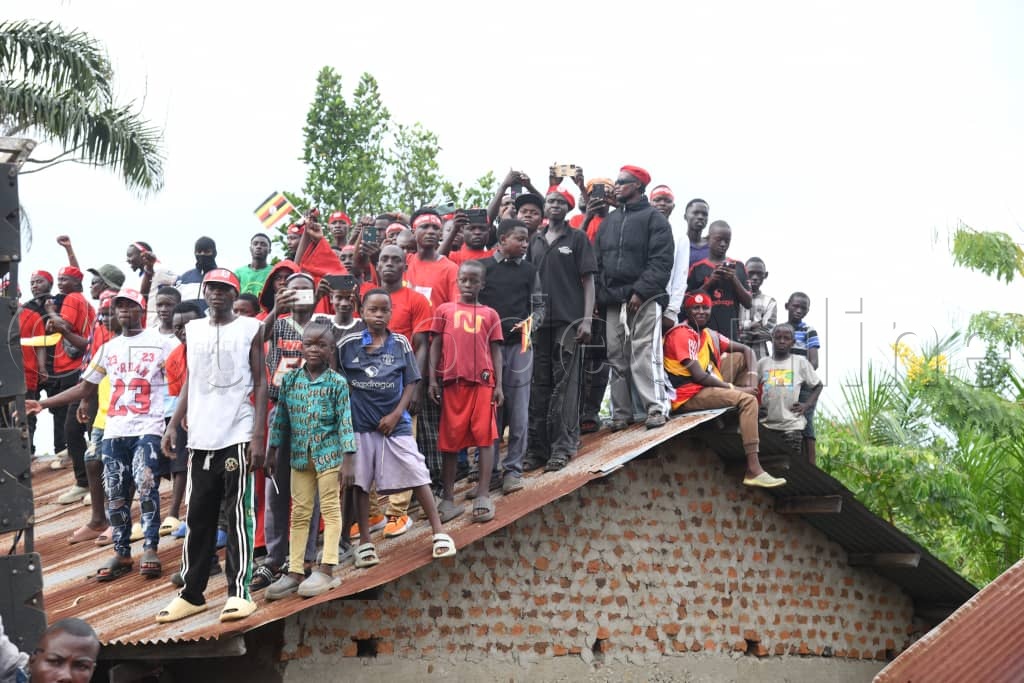 Abamu ku abaalinnye ebbaati okulaba Bobi eggulo ng'anoonya akalulu e Bunidbugyo