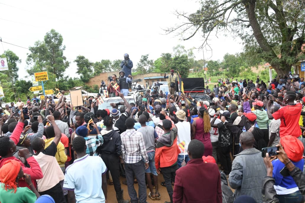 Abantu nga bakung'aanye okuwuliriza Bobi