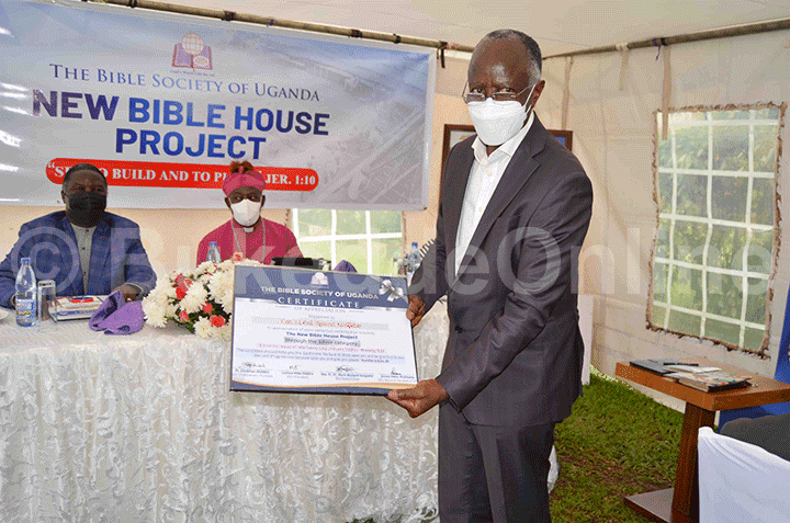 Rtd. Lt. Col. Canon Robert Ssekidde ng'ayolesa ssatifikeeti ye