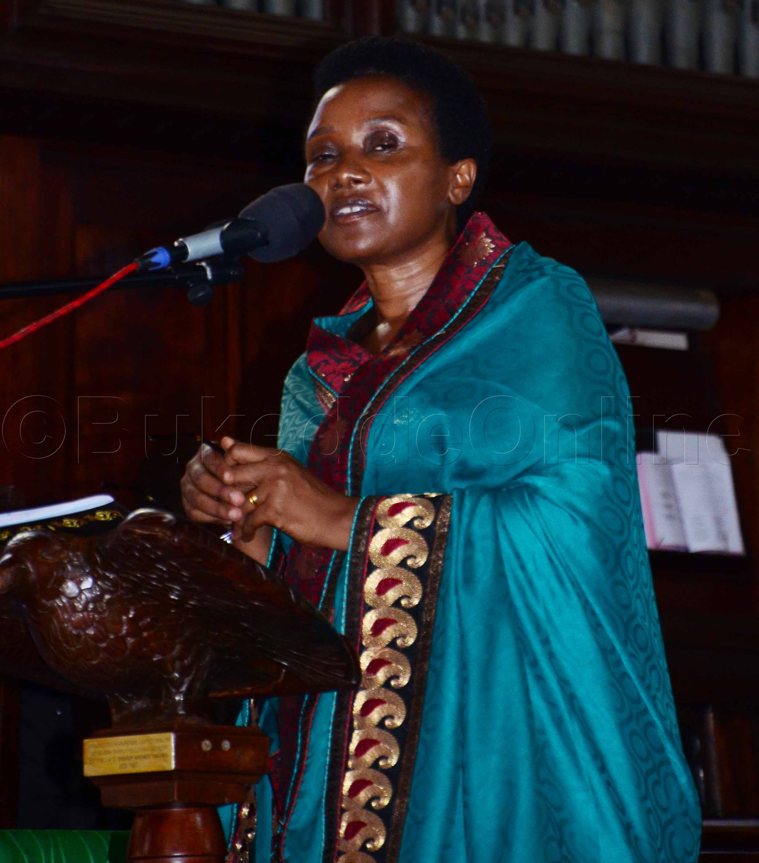 Minisita Kamuli Kuteesa eyakiikiridde gavumenti eya wakati ng'ayogera