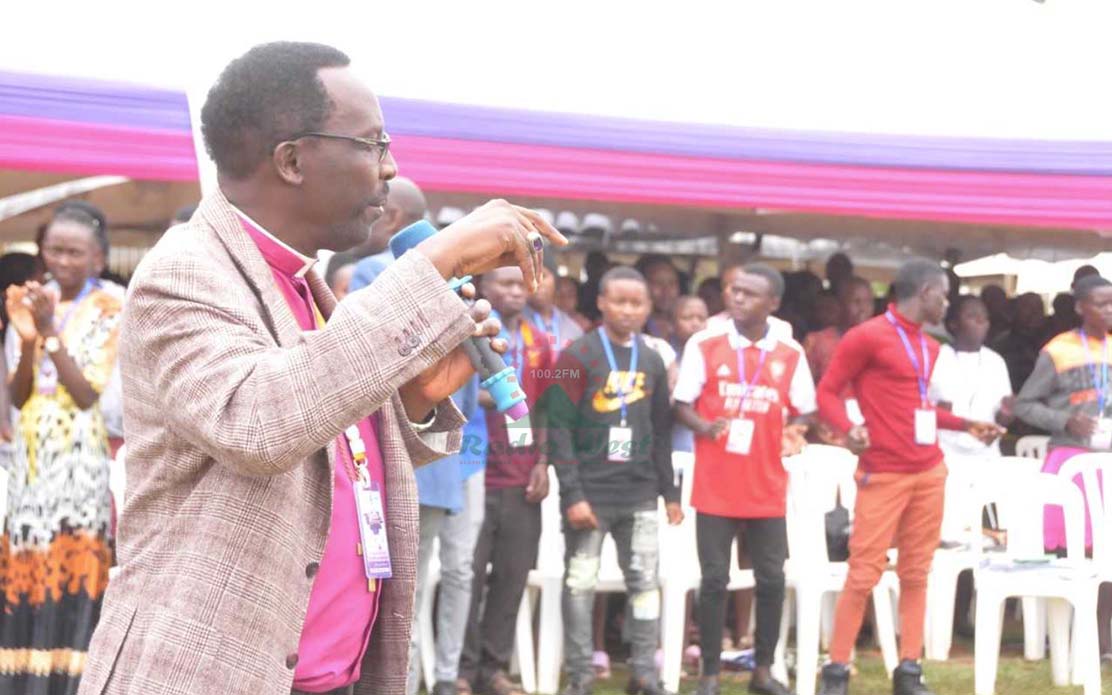 Biishopu w'obureeberezi bwa Ankole, Sheldon Mwesigwa ashabire eminyeto kwegaruriza busya..(Photo by Ssengendo Abdulkarim)