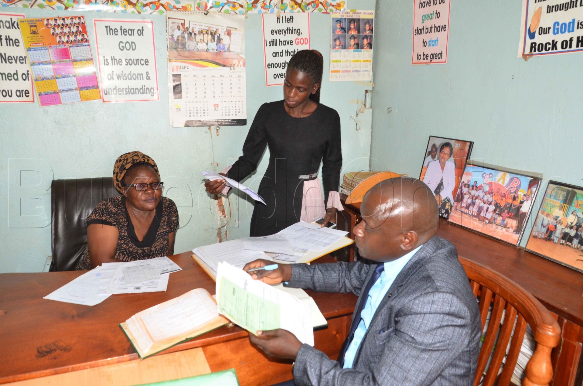 Abakulira eby'enjigiriza nga bekenneenya
