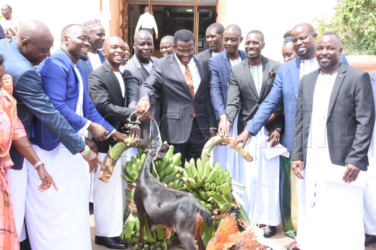 Ab'omutima nga bakwasa Katikkiro ebirabo