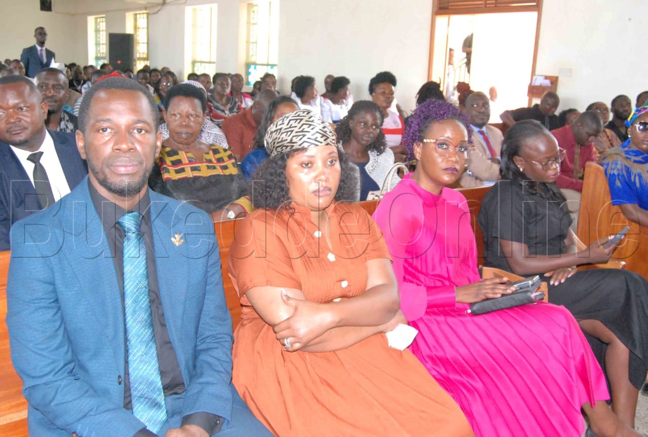 Nibian Li ne Mukyala we nga bali mukusabira omugenzi Edith Katende