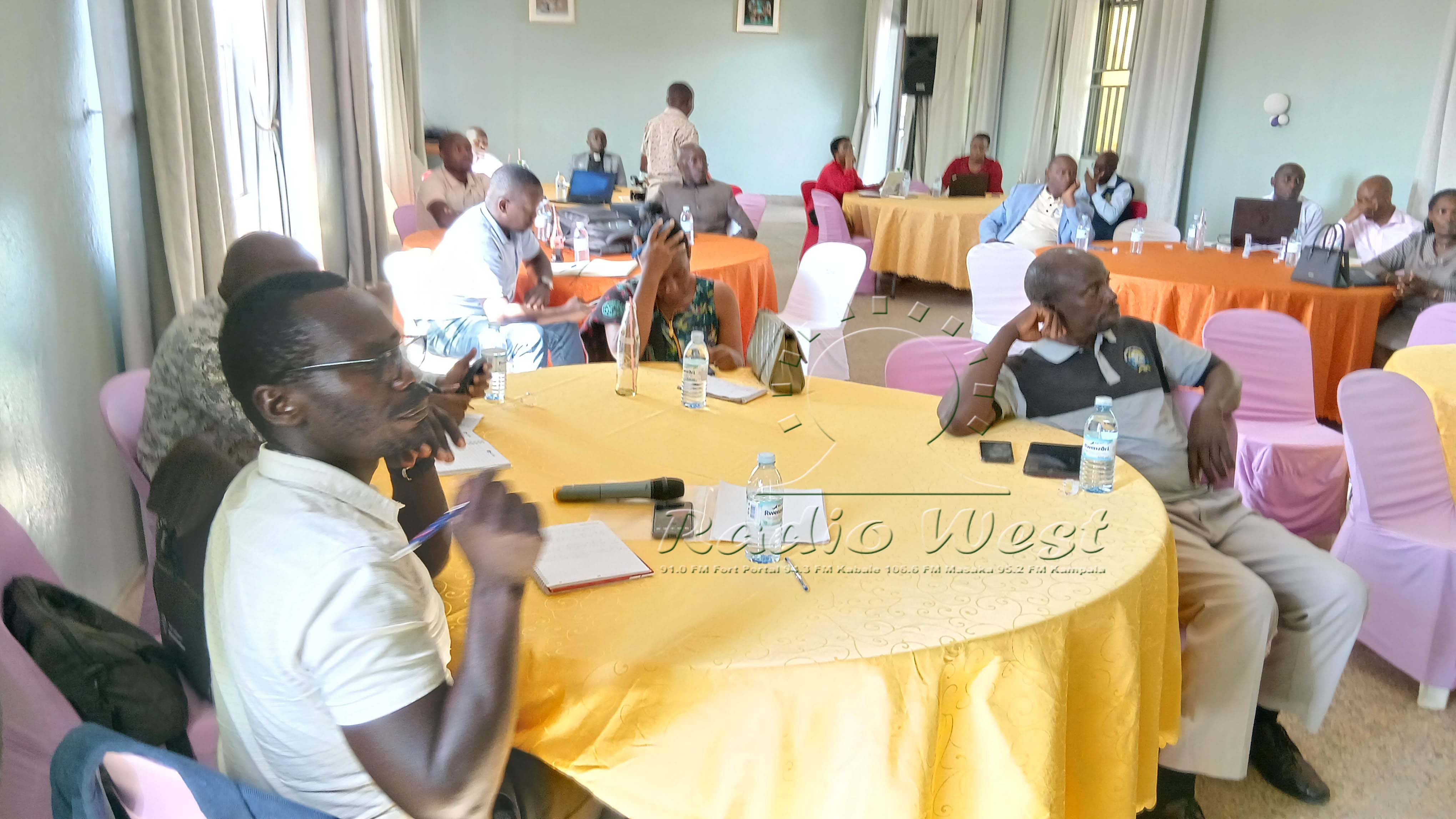 Ekitongore ekya Western Ankole Cvil Society Forum (WACSF) kirundaine abantu kuhayo ebiteekateeko byabo ebirikwija kutwarwa omu Paramenti kubihajanaho eizooba rya nyencakare (24.04.2026).