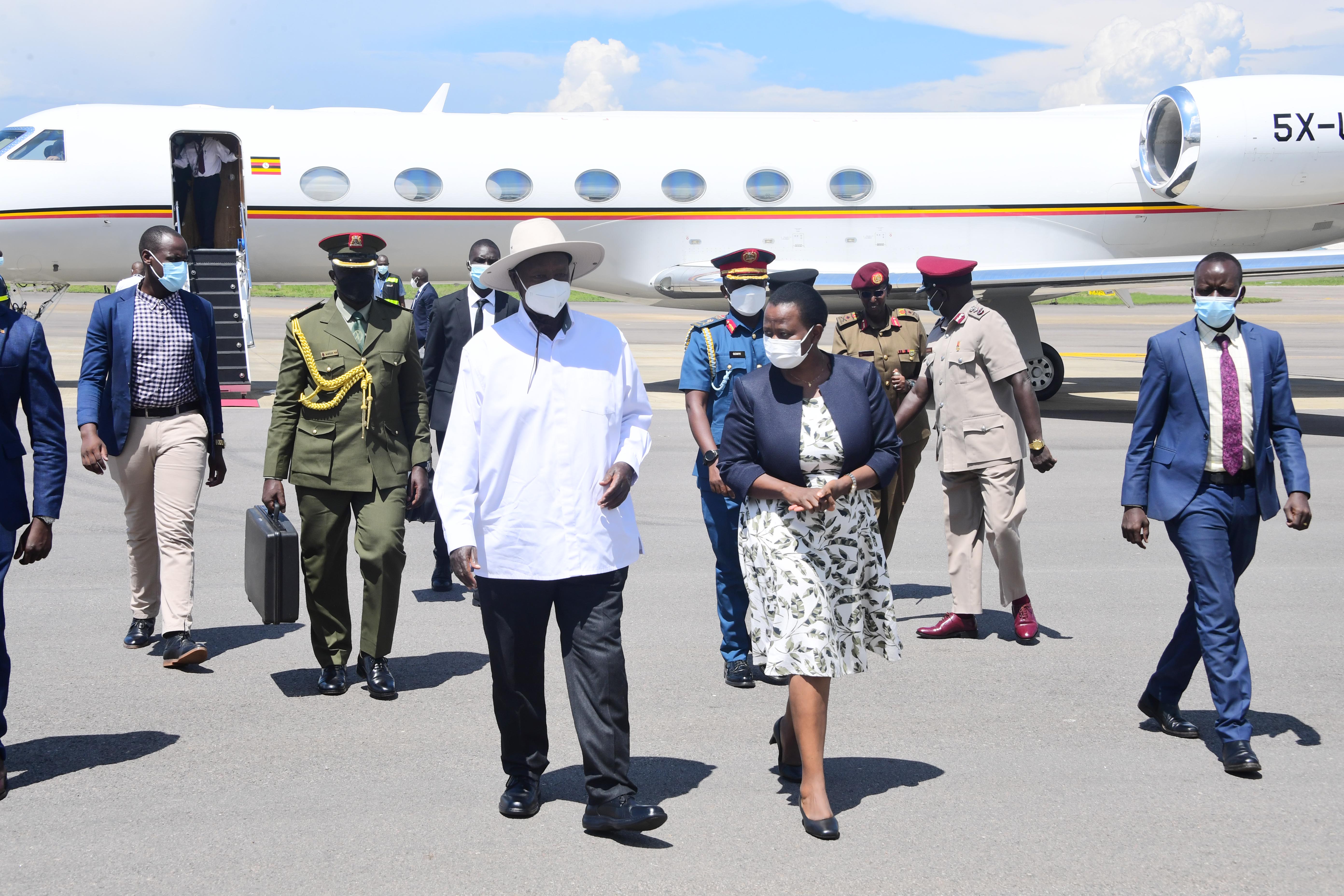 Museveni arikuruga omuri Kenya kandi yaayaakiirwa omuhandiiki wa kabineti, Lucky Nakyobe.