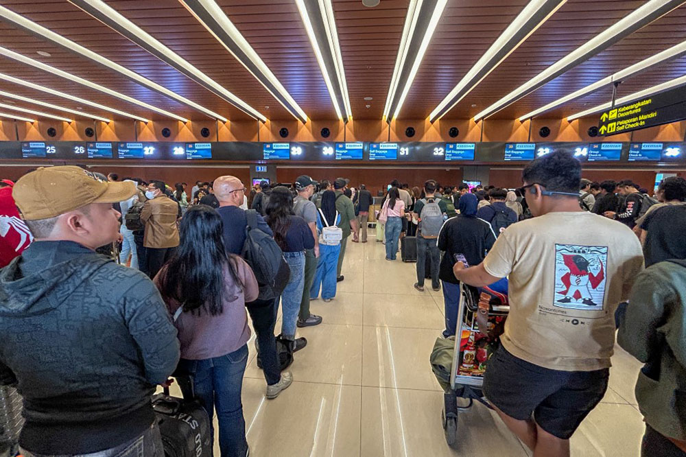 Citilink passengers queue for ticket refunds after their flights were cancelled on safety grounds following volcanic ash from the eruption of Mount Anak Krakatau, at Terminal 1C of Soekarno-Hatta International Airport in Tangerang, Indonesia, September 6, 2026. (Credit: AFP)