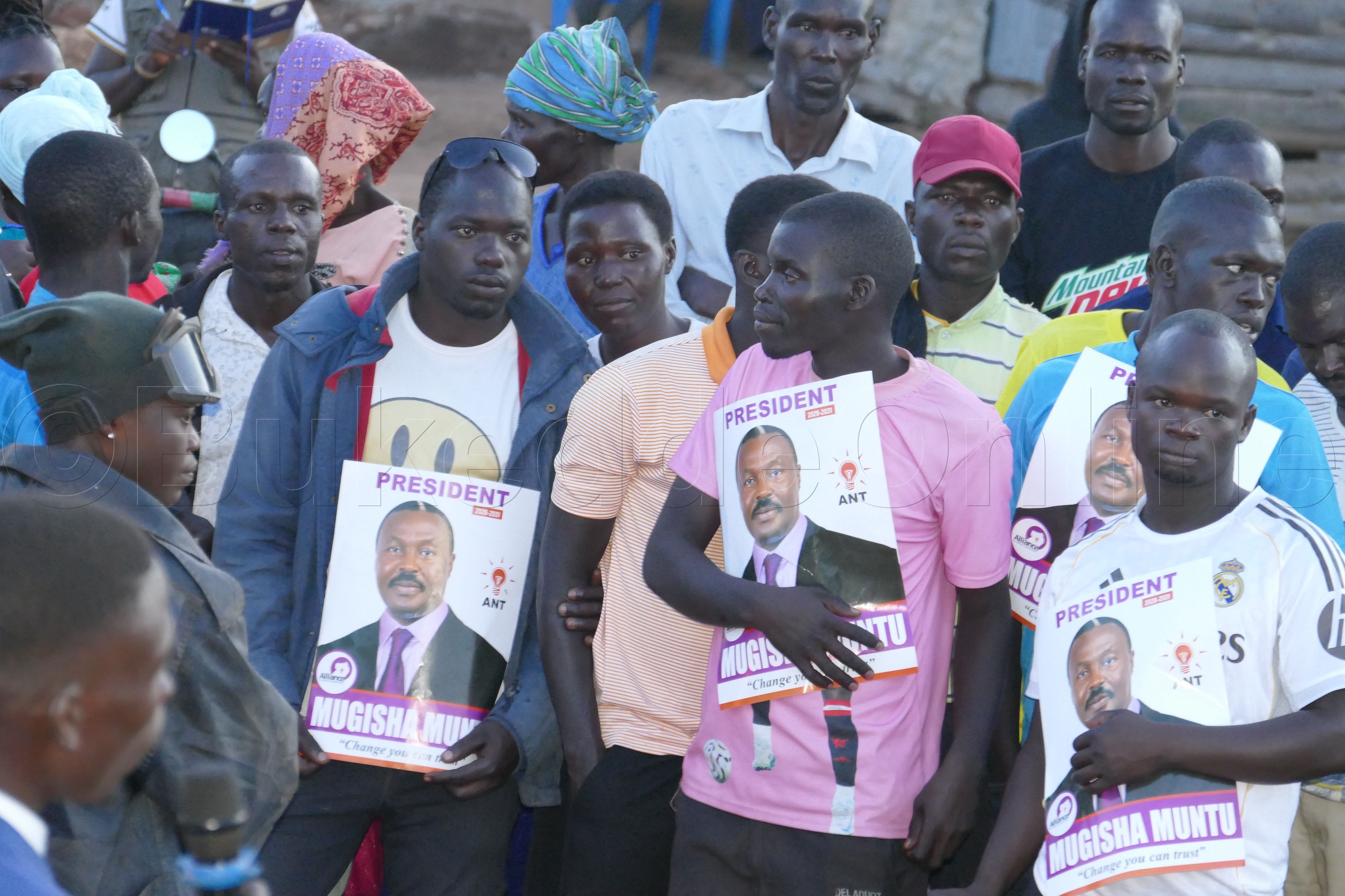 Abamu ku bawagizi ba muntu nga bamuwuliriza.