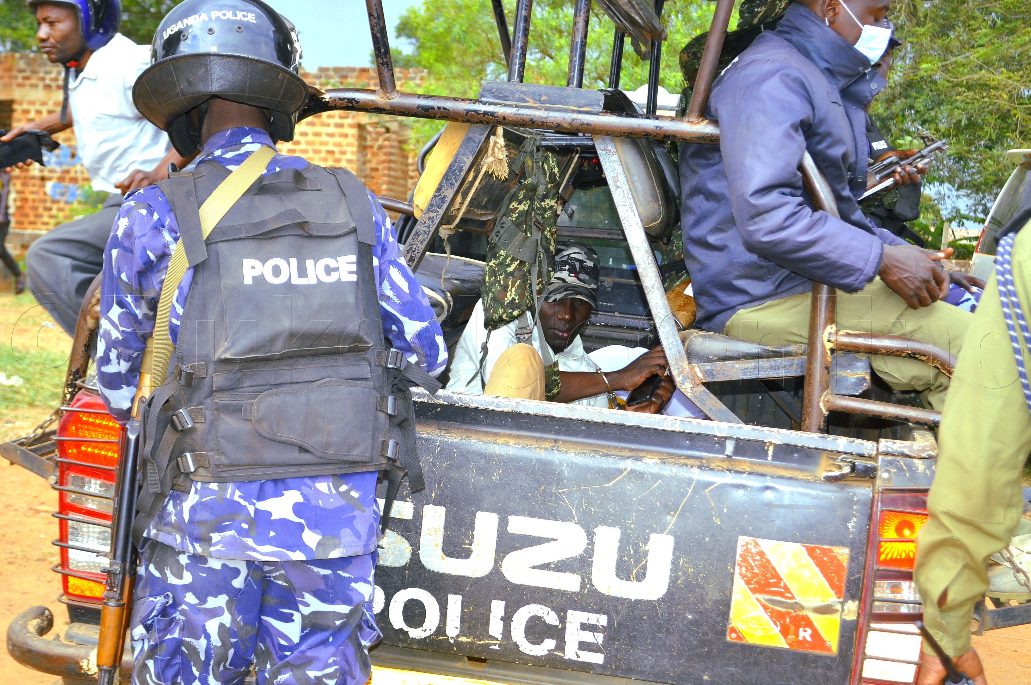 Omulondesa gwe baatwalidde ku mpingu ng'ali ku kabangali ya poliisi.