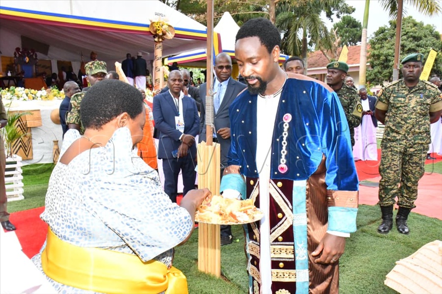 Kyabazinga serves his guests after the cake-cutting 