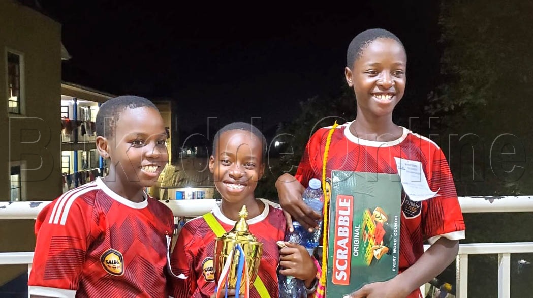 Abayizi ba Gayaza Junior nga bakutte ekikopo kyebawangudde. okuva ku kkono Meghan Ankunda, Meagan Owomugisha ne Elizabeth Nakimuli.