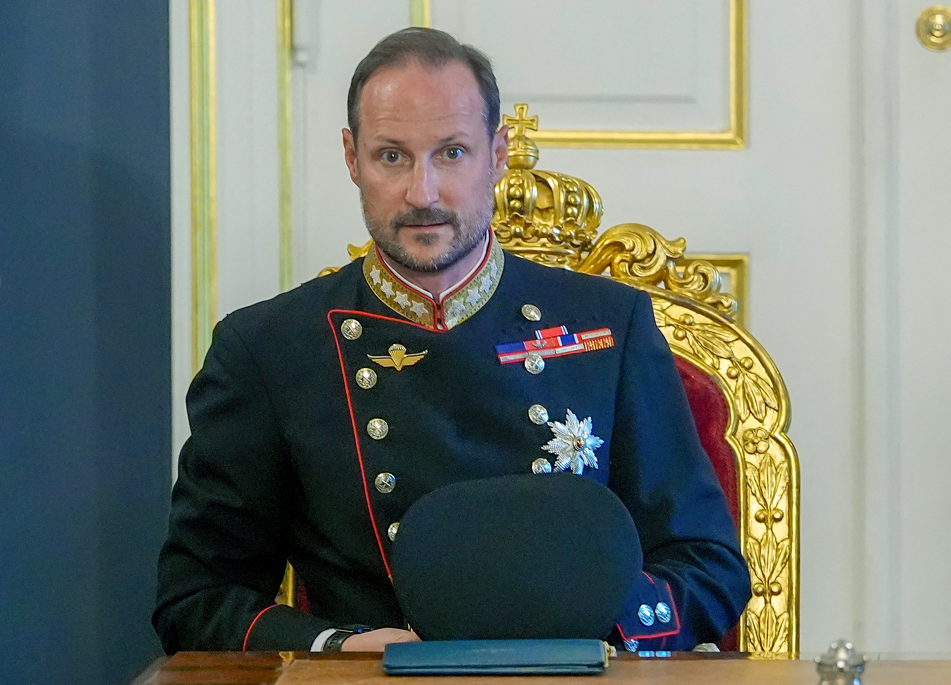 King Haakon VIII of Norway sits at the head of the table for an extraordinary cabinet meeting at the Royal Palace, in Oslo on August 28, 2026, following the death of King Harald V of Norway. (Photo by Lise Åserud / NTB / AFP)