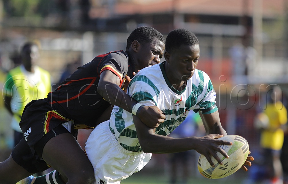 The Zimbabwe player dives to score a try. (Photo by Johnson Were)