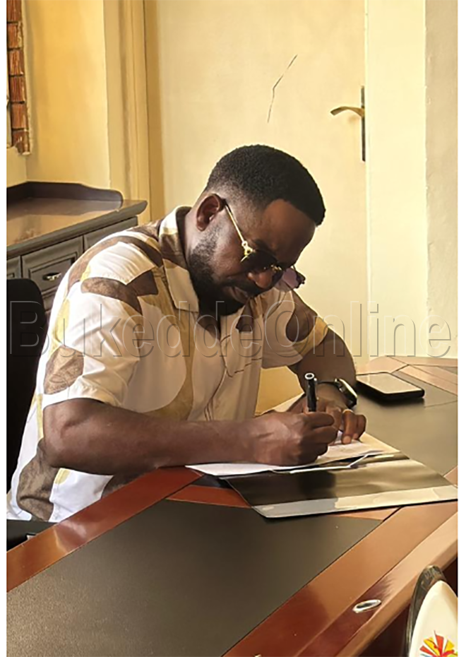 Karim Saava ng'assa omukono ku ndagaano 