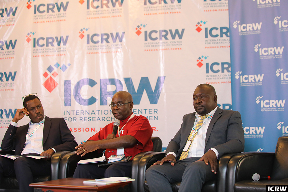 Dr. Fred K Muhumuza (wakati) Ng'ayogera.