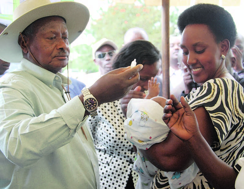 Pulezidenti Museveni ng’agema omwana e Kiruhura.
