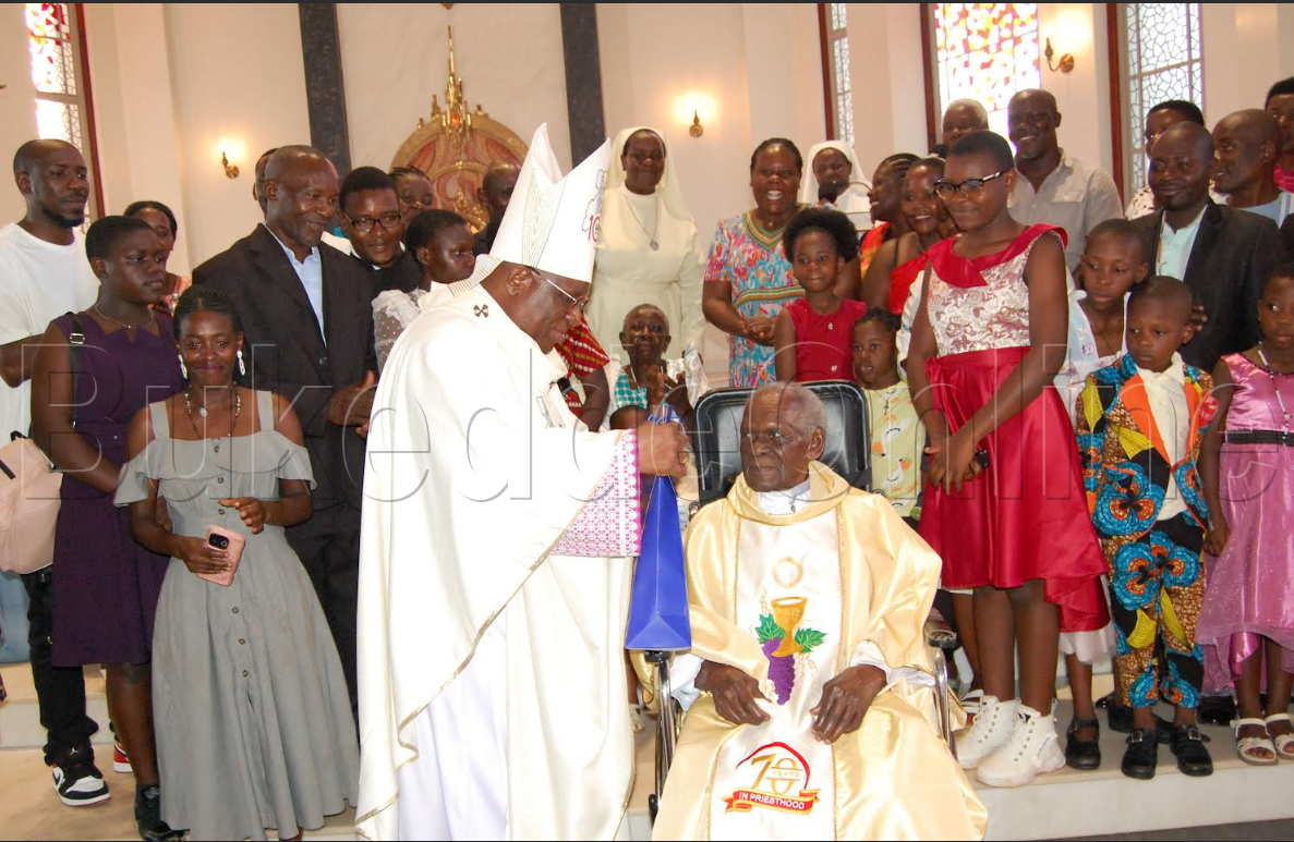 Faaza Mugambe nga bamusabira omukisa