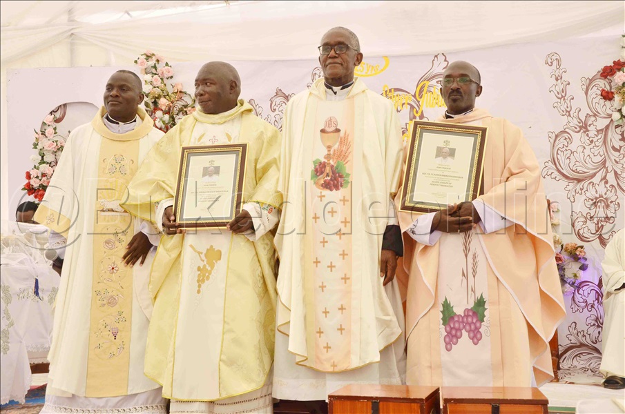 Ku Kkono, Fr. Francis Kituuma, Fr. Edward Mukasa Ssebukoola N’omukisa Gwe Yafunye Okuva Eri Paapa Francis, Episcopal Vicar W’e Ntebe Vicariate, Fr. Gerald Mpanju Ne Fr. Claudius Sseggonja .