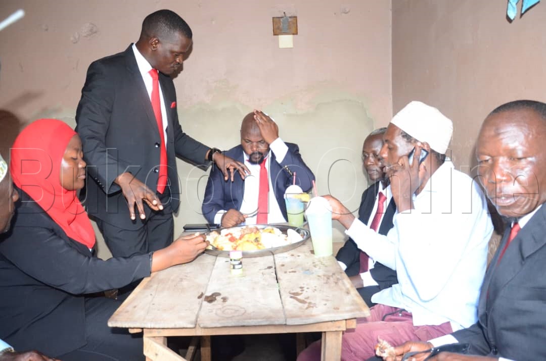 Munyangwa ng'alya eky'emisana ne basajja be e Bwaise