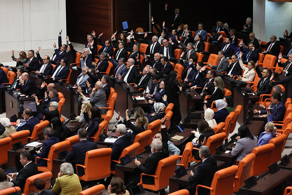 Lawmakers vote during a voting session on a bill offering limited amnesty for Kurdish PKK militants at Grand National Assembly of Turkey in Ankara on August 10, 2026. (Photo by Adem ALTAN / AFP)