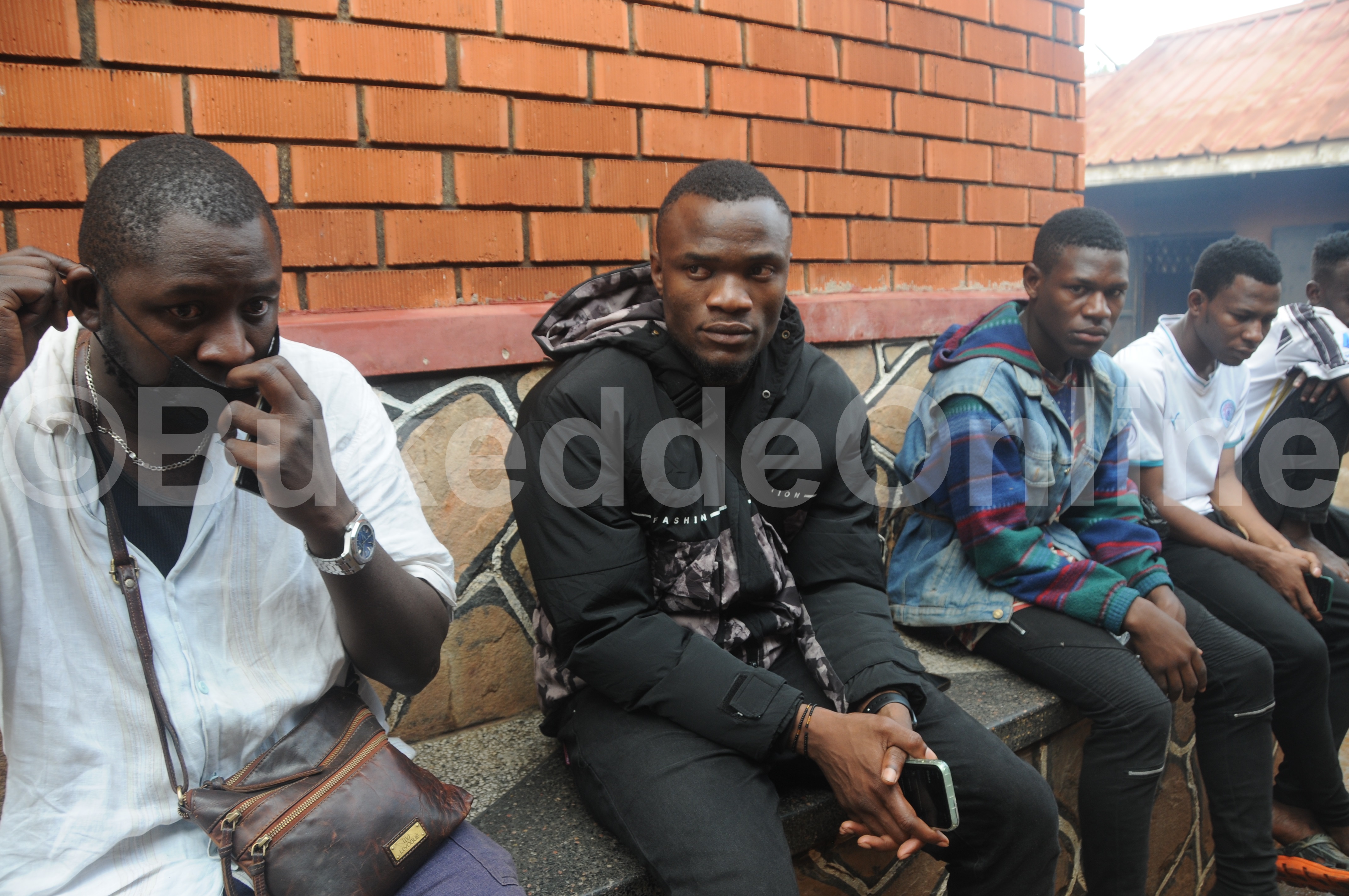 Edirisa Mukiibi Ow'okubiri Okuva Ku (kkono) Mutabani W'omugenzi Omukubi W'ebikonde Mu Kololo Boxing Club