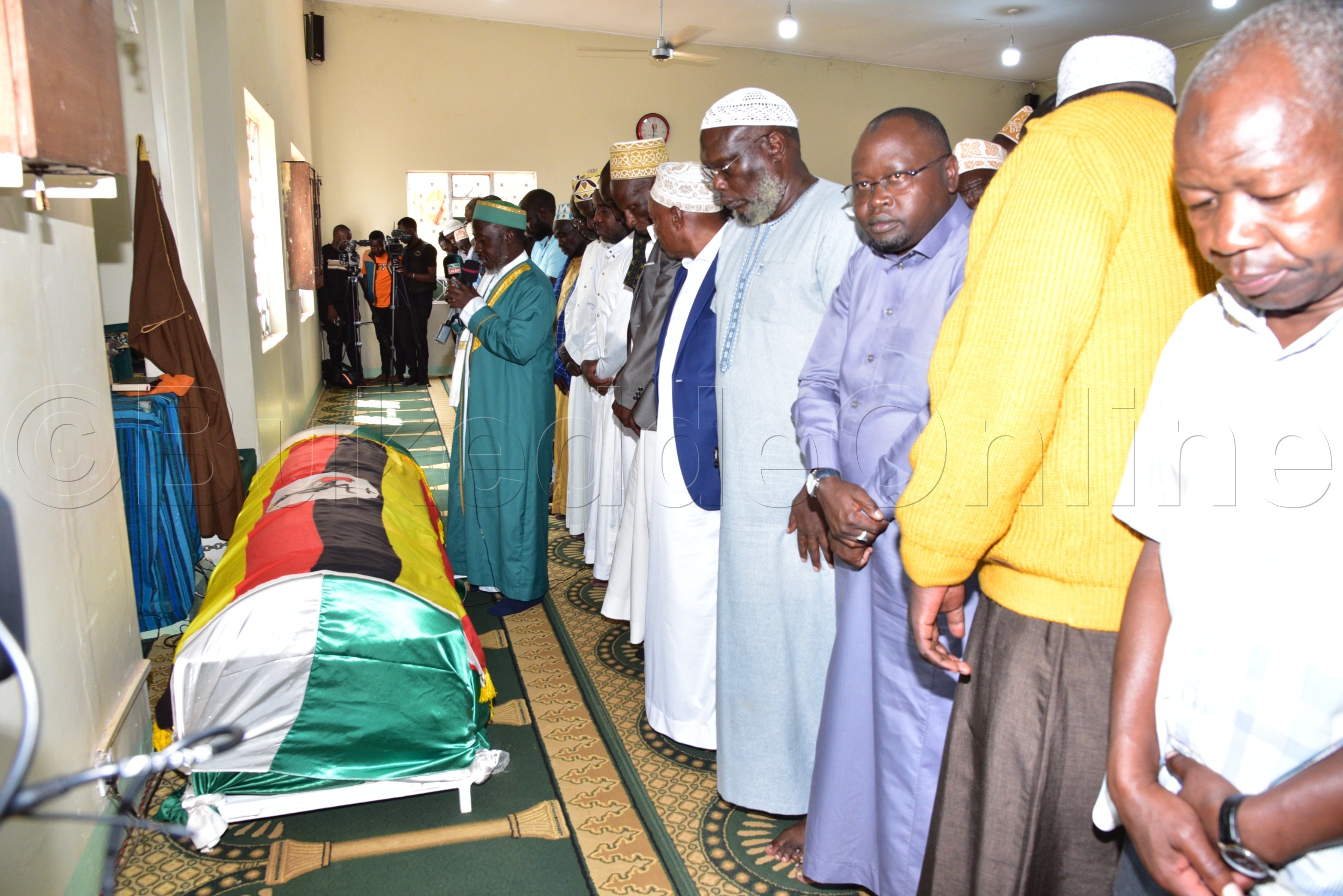 Sserunjogi ng'akulembeddemu okusaalira omugenzi.