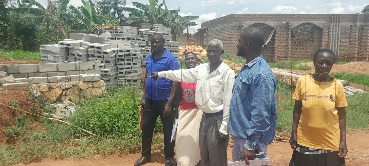 Nkubakyeyo ne famire ye nga bali ku nnyumba gyebaamenye