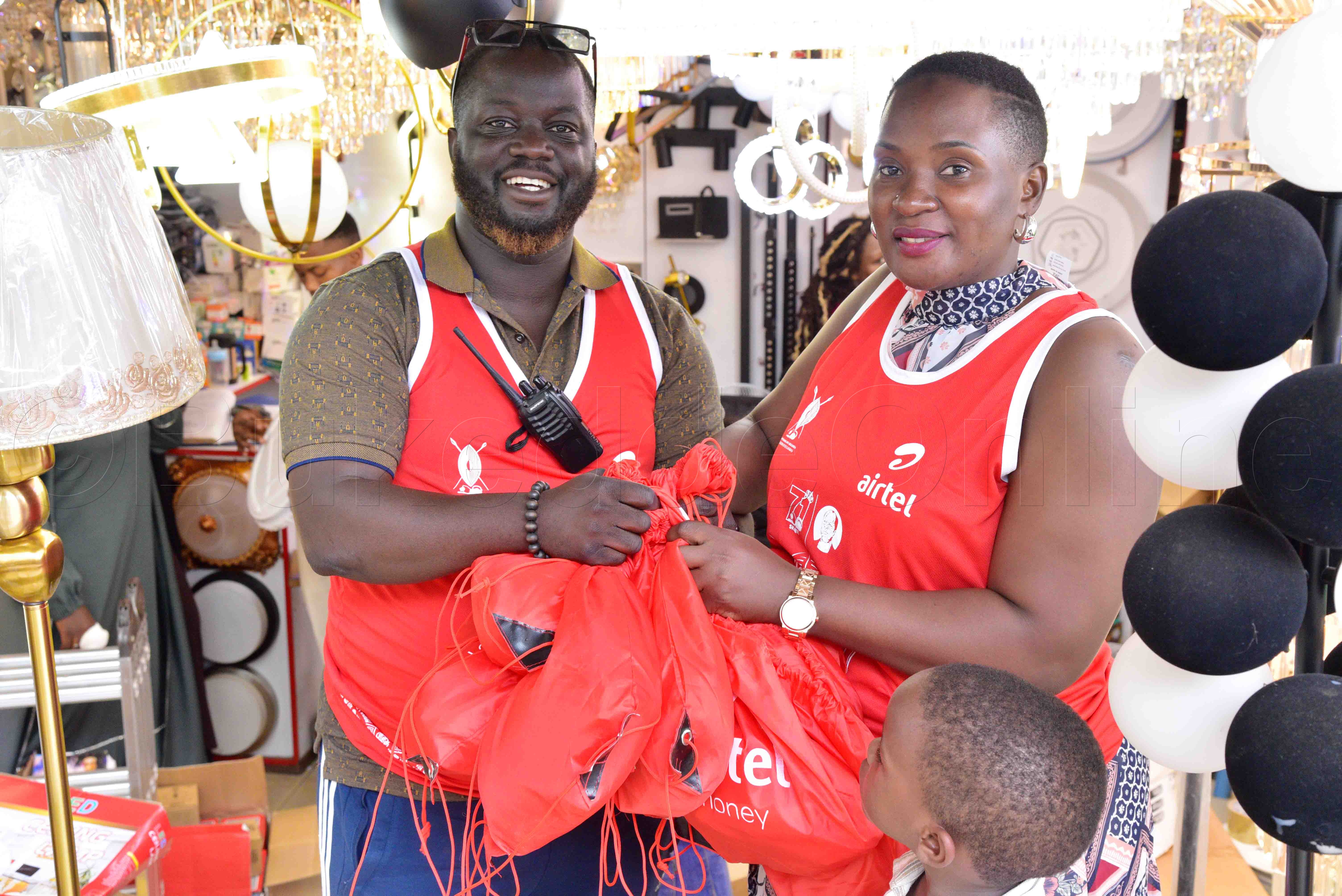 Omukyala ng'agula omujoozi gw'amazaalibwa ga Kabaka.