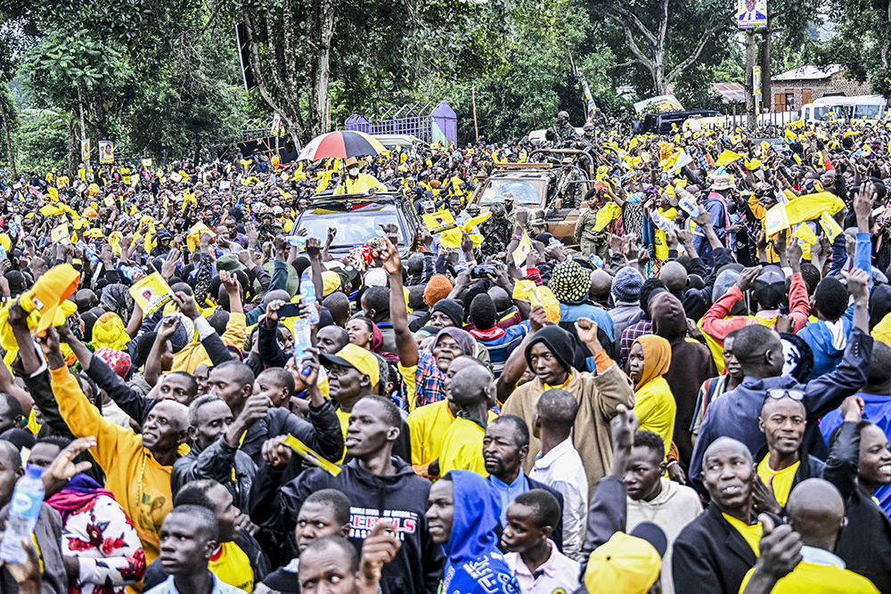 President Museveni arrives for his campaign rally amidst cheers from the NRM supporters who welcomed him. (PPU)