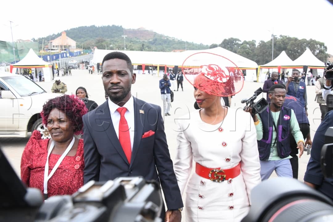 Bobi Wine ne mukyala we ng batuuka e Lweza