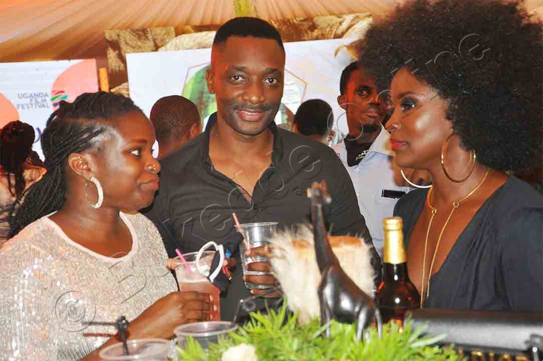 Mathiew Nabwiiso (wakati),  Eleanor Nabwiiso (ku Kkono) Ne Nana Kaga,
