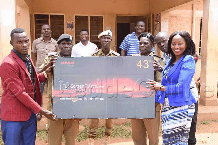 Omubaka Nakimuli ng'akwasa abaserikale ku poliisi y'e Kalangala enkulu, ttivvi.