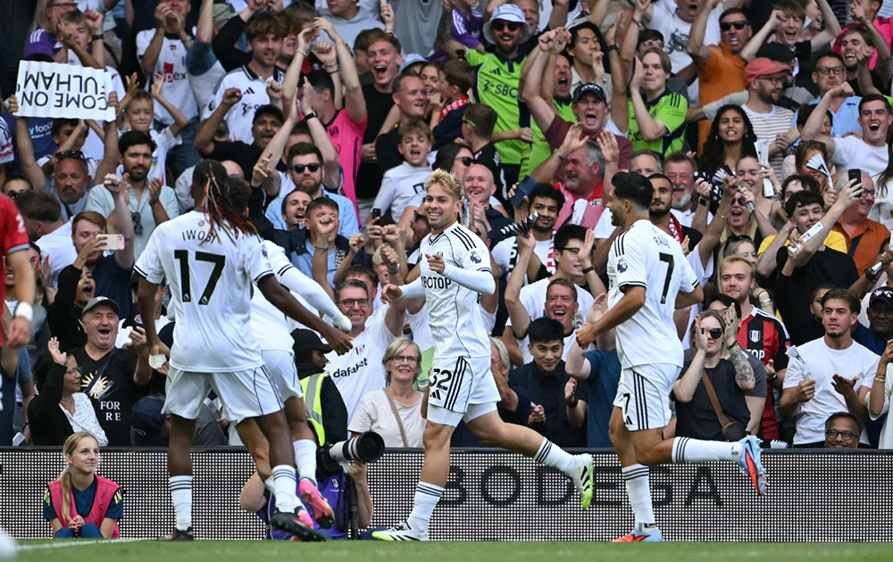 Fulham's English midfielder #32 Emile Smith Rowe (C) celebrates after scoring the equalising goal during the English Premier League football match between Fulham and Manchester United at Craven Cottage in London on August 24, 2025.