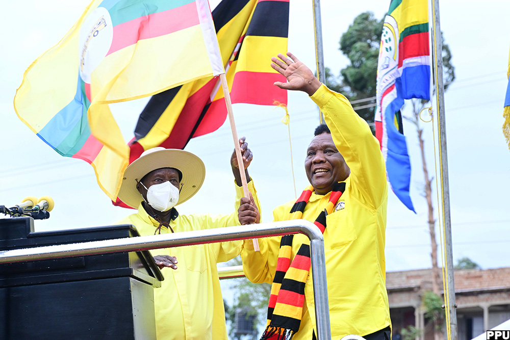 President Museveni presents the NRM party flag to Hon John Musila, the NRM flagbearer for Bubulo East County during a rally in Namisindwa on Saturday. (PPU Photo)