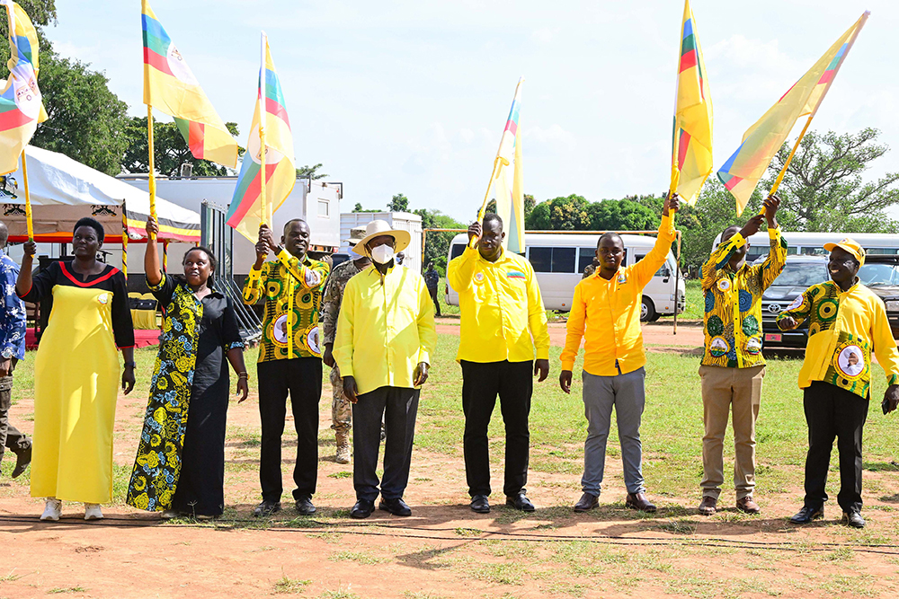 NRM party flagbearers in Pallisa district pose for a photo with President Museveni (C) after receiving their flags during a campaign rally in Agule, Pallisa district on Wednesday. (PPU Photo)