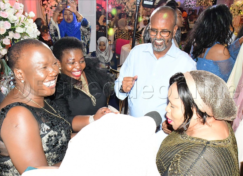 Salaamu Musumba Ne Justine Lumumba Kasule (owookubiri Ku Kkono) Nga Bazina N'omumyuka Wa Katuukiro Wa Busoga Ow'okubiri Osman Noor Ahmed.