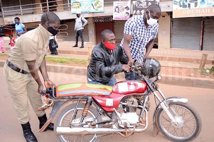 Owa bbooda ng'agezaako okuwalira ng'omuserikale amuggyako ppiki ye