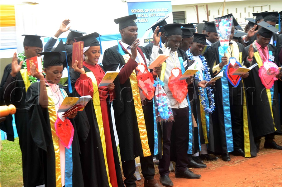 Abamu Ku Basawo Abatikkiddwa Ku Ttendekero Ly'a Basawo Erya School Of Psychiatric Clinical Officers,butabika Nga Bakuba Ebirayiro.