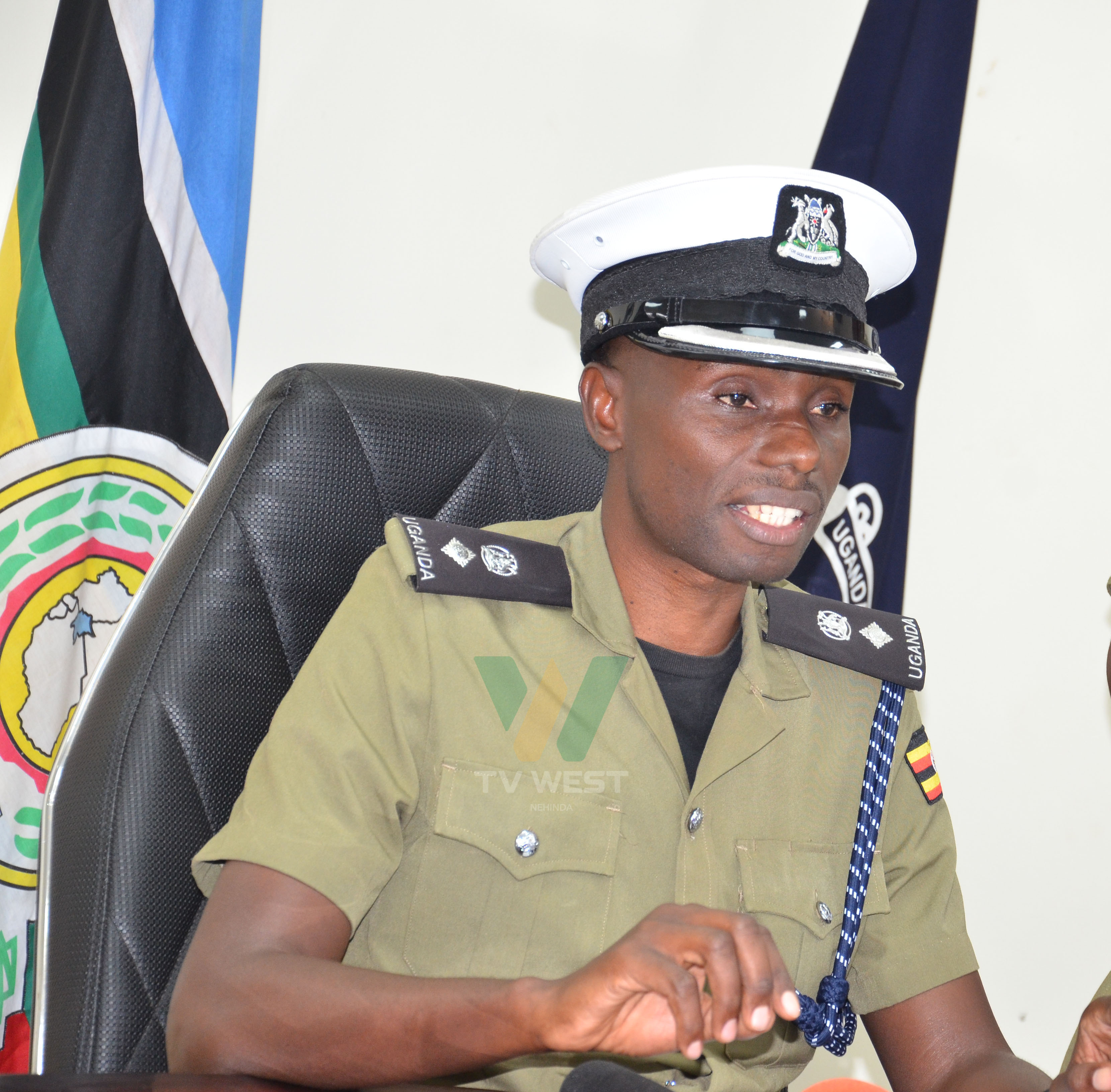 Michael Kananura, Omugambirizi wa Pooriisi y’eby’ahanguuto arikugamba ahari butandu z'ahanguuto.