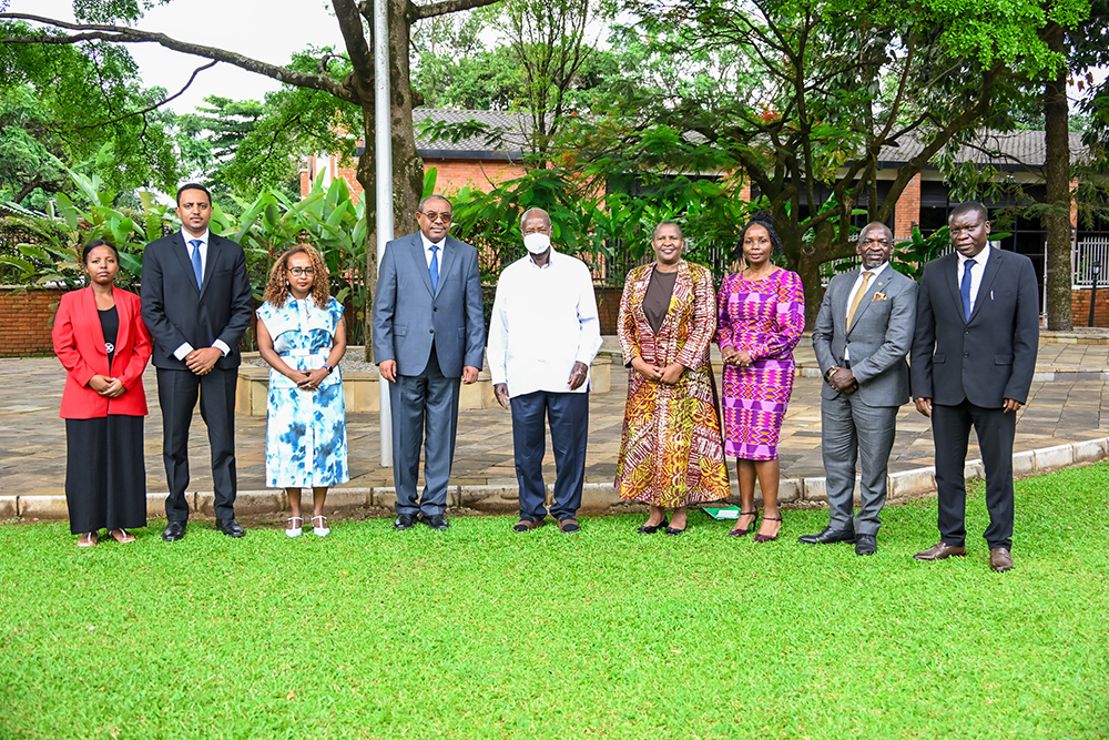 President Yoweri Kaguta Museveni (centre) in a group photo with the former Ethiopian Prime Minister Hailemariam Desalegn (4th left) and other delegates after their meeting at State House Nakasero on Wednesday, April 22, 2026. (PPU)