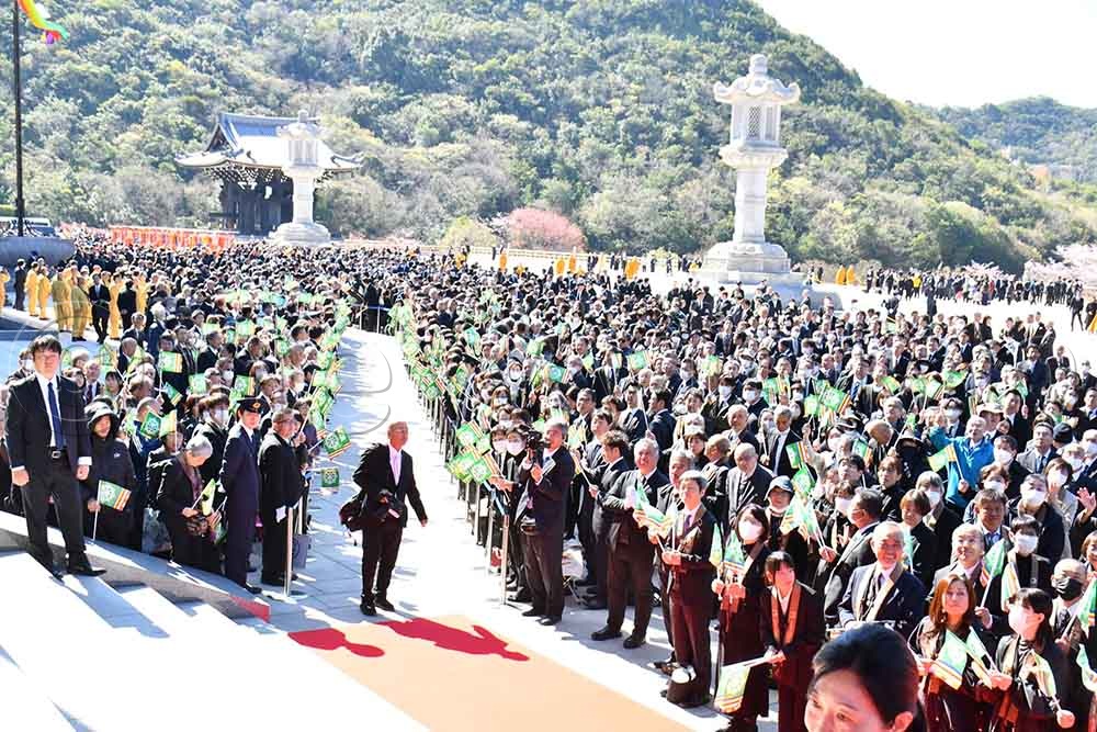 A large crowd gathered at the Royal Grand Hall of Buddhism in Nenbutsushu Sampozan Muryojuji Head Temple to welcome the Kyabazinga of Busoga, William Gabula Nadiope IV, at celebrations to mark the International Buddhist Day. (Credit: Donald Kiirya)