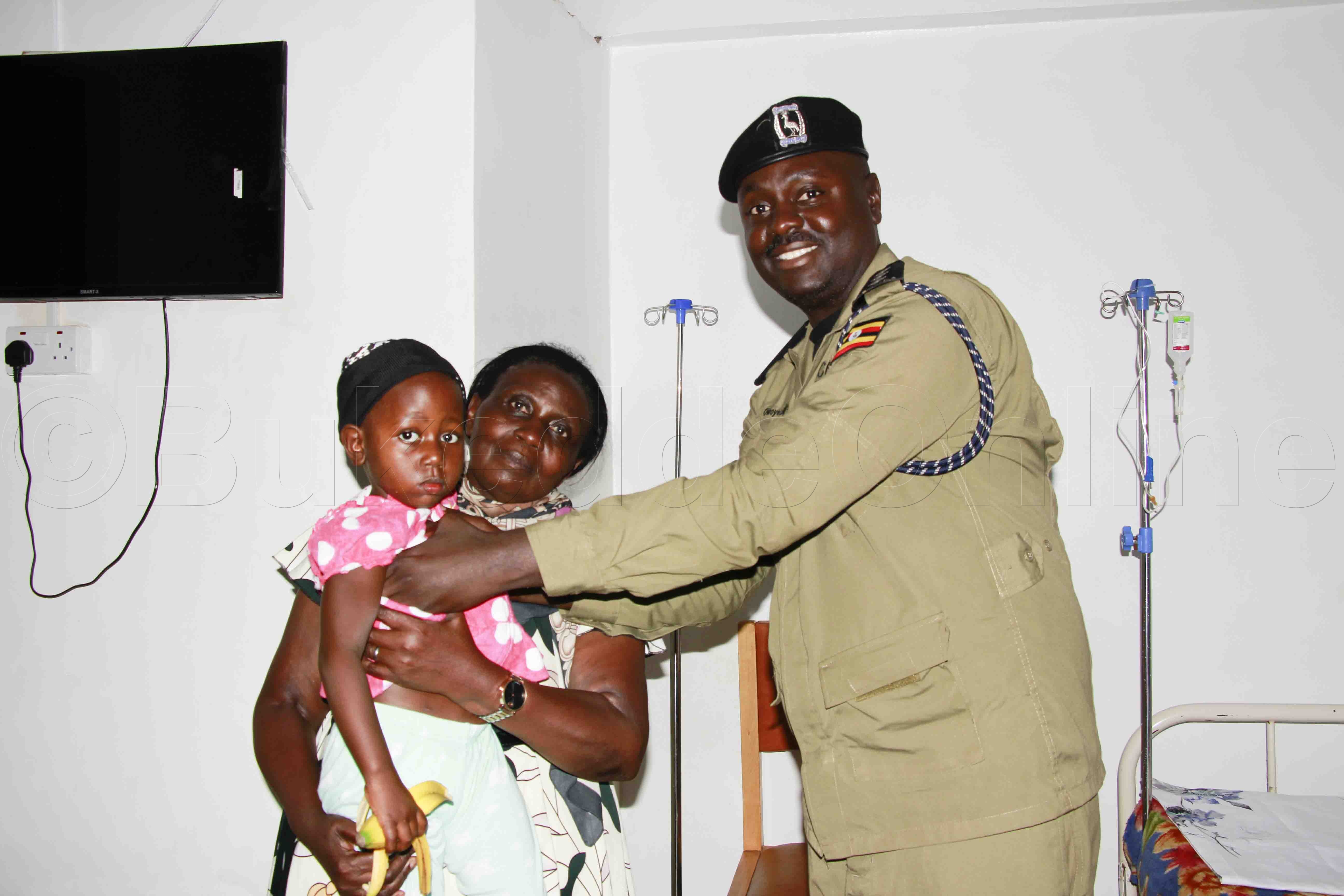 Owoyesigyire nd'addiza omuzadde omwana we