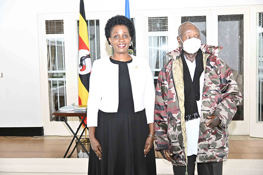 President Yoweri Kaguta Museveni poses for a photo with the Uganda’s Deputy Inspector General of Government Ann Twinomugisha Muhairwe, after taking oath during the swearing in ceremony at the State Lodge Mbale on November 09, 2025. 