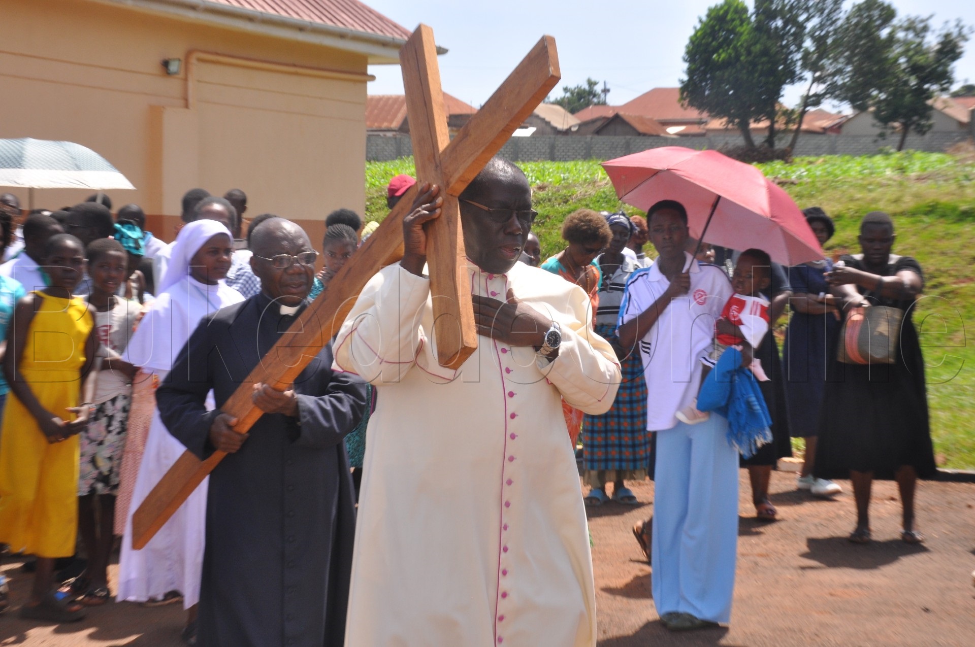 Richard Kayondo ng'akulembeddemu okutambuzza ekkubo ly'omusaalaba