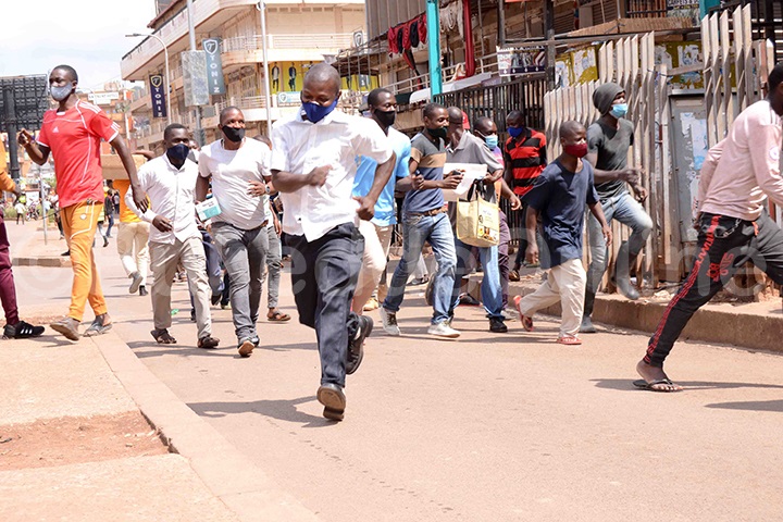 Abamu ku baabadde bazze mu kibuga nga bateekako kakokola tondeka nnyuma