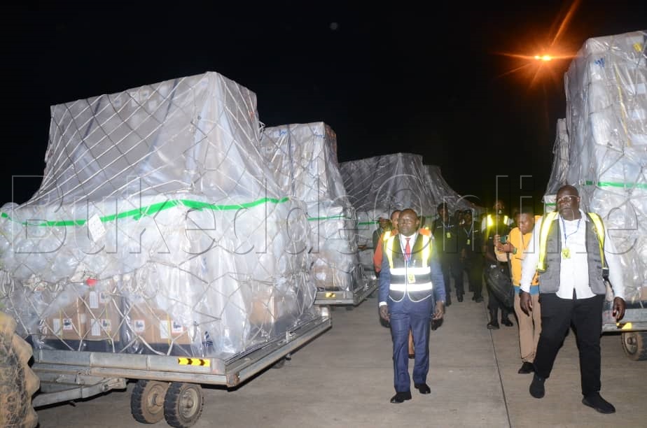 Justice Simon Byabakama ng'akulembeddemu banne ab'akakiiko k'ebyokulonda ku kisaawe e Ntebe