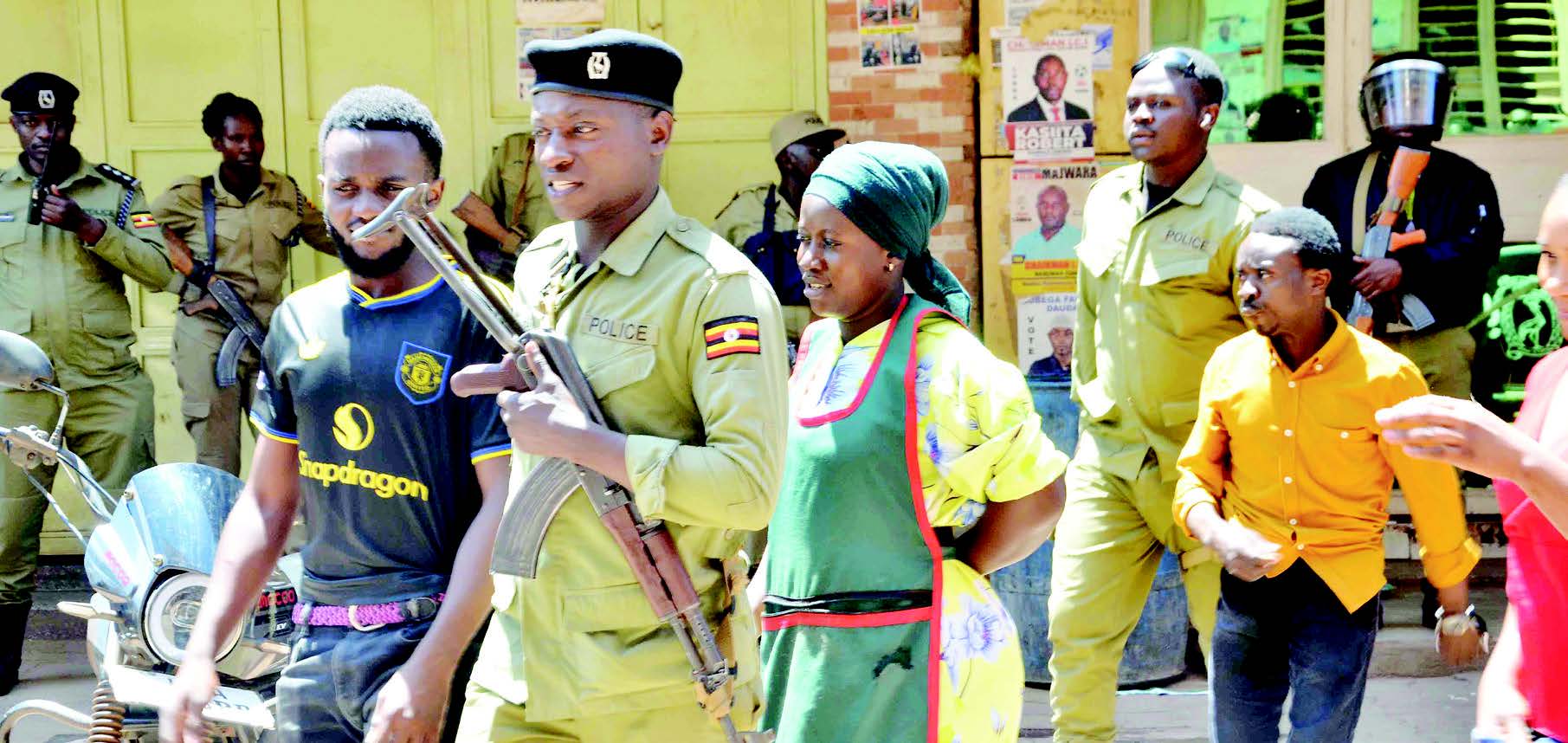 Abaserikale Nga Batwala Abamu Ku Basubuuzi Abaakwatiddwa Nga Beekalakaasa Ku Nasser Mu Kampala.