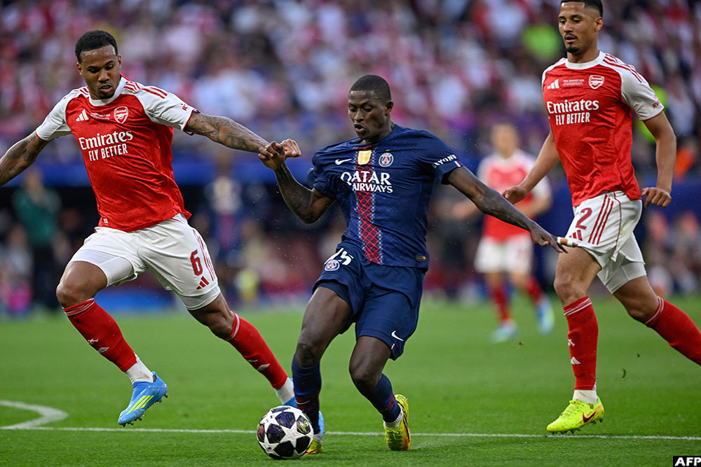 PSG's defender Nuno Mendes battled for the ball with Arsenal's defenders Gabriel Magalhaes and William Saliba